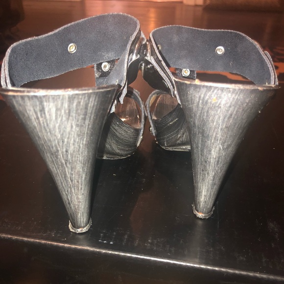 Charles David brand heels super cute pewter color - Picture 2 of 3